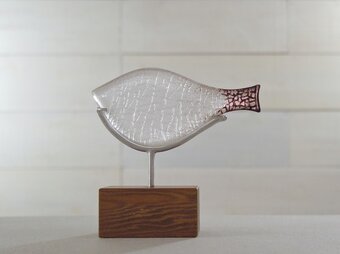 魚のオブジェ［透明×小豆色］の画像