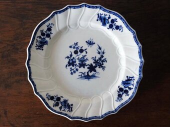 18世紀後期-19世紀初期 トゥルネー（トルネイ）軟質磁器 花リム レリーフ 皿 アンティーク 050689