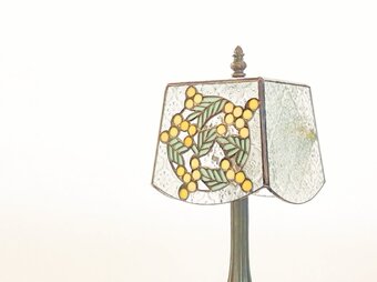 ミモザと花模様ガラスのテーブルライトの画像