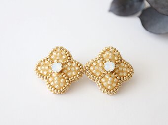 フラワーモチーフのビーズ刺繍ピアス(ベージュ)／誕生日・プレゼントにも