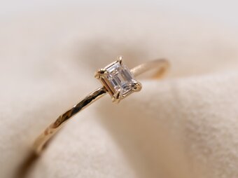 Emerald cut diamond harmony ringの画像