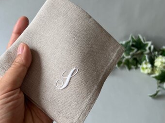 気取らないイニシャル｜手刺繍＆手仕立てのソフトリネンハンカチ
