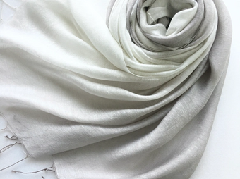 ライトグレー＊艶めく大判シルク＊利休鼠色× 白色＊レーヨンシルクストール