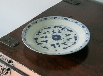 唐物 染付 花唐草文 中皿の画像