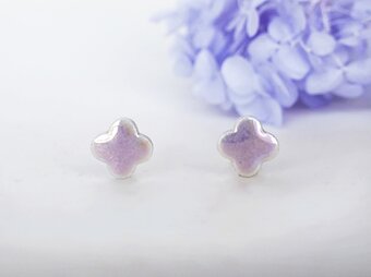 T-256   美濃焼 パール小花 ピアス / イヤリング〈レッド〉【 裏面レザー加工 】の画像