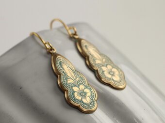 【194】VICTORIAN BLOOM – グリーンエナメルの花咲くドロップピアス