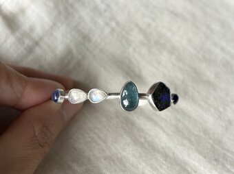 宝石箱のバングルの画像