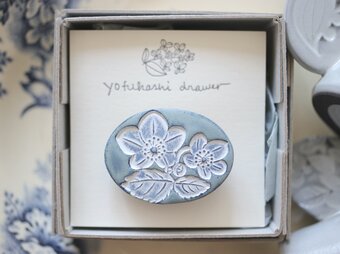 : : : 陶土の草花ブローチ : : : 1369の画像