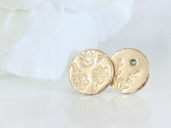 《誕生花(選べる3種)／誕生石 オリーブリーフ》 スタッドピアス コイン14kgf シンプル エメラルド ひまわり追加の画像