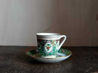 【特価¥4400→¥3300】見込みに双魚◆カラフルな草花尽くし。中国廣彩　色絵金彩デミタスカップ＆ソーサー　チャイナレトロ