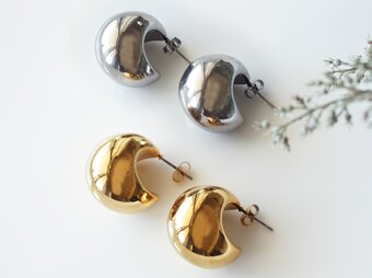 ぷっくり、軽い。暁月夜のピアス★サージカルステンレス・中空モチーフのスタッドピアス　～Silver/Gold