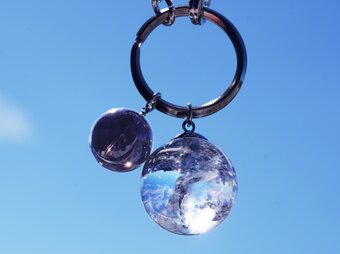 大粒★虹入り水晶と煙水晶のバックチャーム・キーホルダー　～夢幻泡影（むげんほうえい）