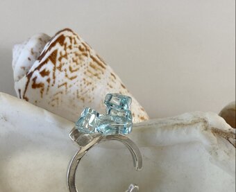 イヤーカフ・薄水色硝子の結晶/950silver・ガラス | iichi 日々の