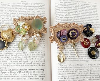 アンティーク感と花びらがたっぷりのカメオのピアス イヤリング ボタン