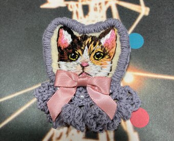 猫刺繍ブローチ シャム猫のおめかし | iichi 日々の暮らしを心地よく
