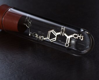 ピクリン酸 ネックレス 化学式®アクセサリー | iichi 日々の暮らしを