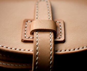 本革手縫いのお薬手帳ケース【受注製作】 | iichi 日々の暮らしを
