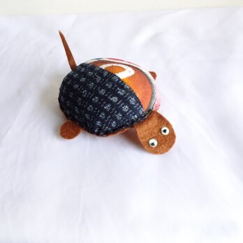 手織り久留米絣：茶色の亀のピン・クッション（P-1）の画像