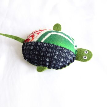 手織り久留米絣：緑色の亀のピン・クッション（P-2）の画像