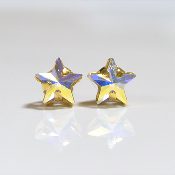 小さなスワロの星ピアス（5mm・クリスタルオーロラ・チタンポスト）の画像