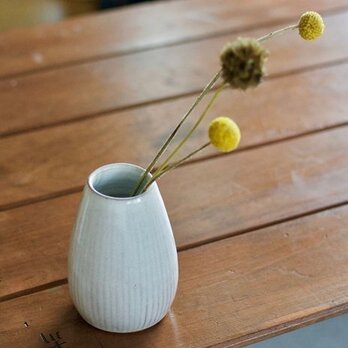 白い陶器の花瓶（鎬）の画像