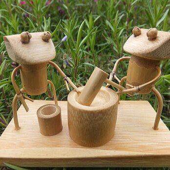 竹細工～カエルの餅つきの画像