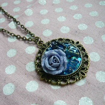 ラベンダー色の薔薇と小さな指輪のオルゴナイト風ネックレス　（ブルー）の画像