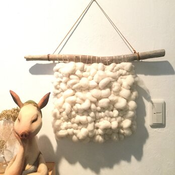ポコポコ羊毛と流木のウォールハンギングの画像