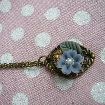 薄青の小花とレジンのネックレス　の画像