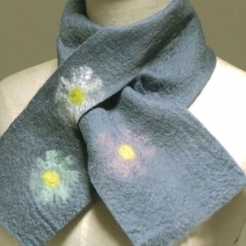 グレーに丸いお花のフェルトミニマフラー