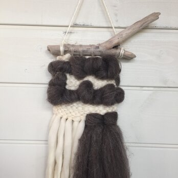 羊毛と流木のモノトーンウォールハンギングの画像