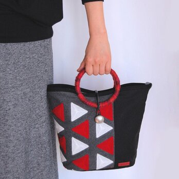 表/裏２デザイン・バスケットトートバッグ（ヨーロッパ製ニット刺繍×赤帆布）の画像