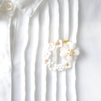 白いお花のリース ブローチの画像