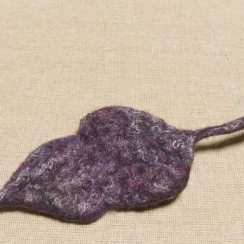 羊毛フェルトの軽いブローチ