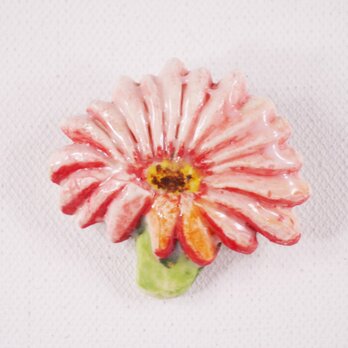 陶器ブローチ-桃色ガーベラのレリーフ＆下絵付けの画像