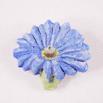 陶器ブローチ-青ガーベラのレリーフ＆下絵付けの画像