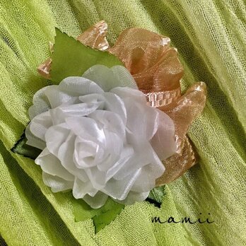 白いバラのコサージュの画像