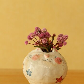 粉引きカラフルほしのねこの花入れ。