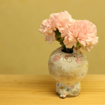 粉引きカラフルドットのねこの花入れ。