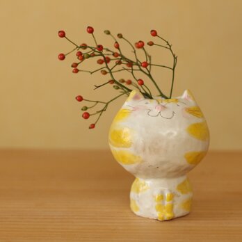 粉引きしましまのねこの花入れ。