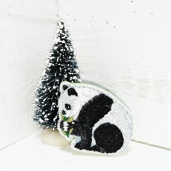 笹を食べるパンダちゃん*刺繍ブローチの画像