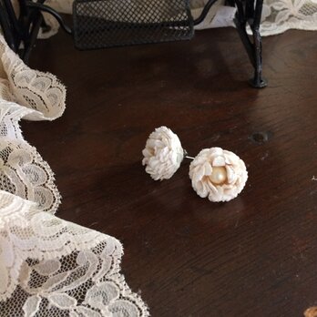 布花ピアス　オフホワイトのデージー