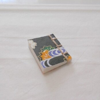 白銀本　黒・桜に竜田川〈京友禅〉