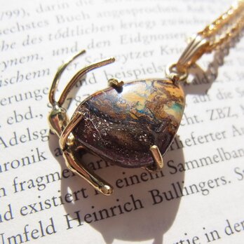 オパールの蝶のペンダントネックレス（ボルダーオパール、真鍮）の画像