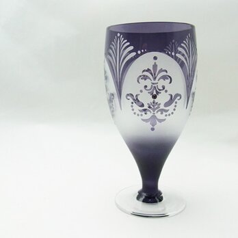 ダマスク柄のワイングラス　紫の画像