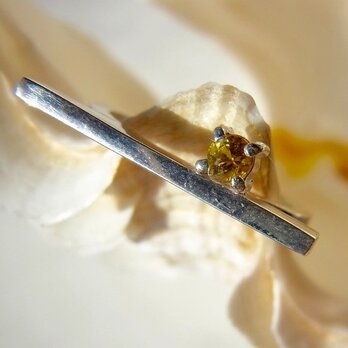 カラーサファイア（明黄）のバー・リング（SV925、11号）