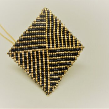 ビーズ織のペンダント　”ゴールドライン”　と　イヤリングの画像