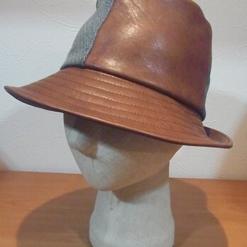 革とジーンズの中折れ風の帽子