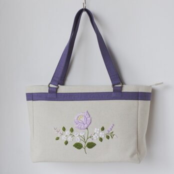 紫の花刺繍バッグの画像
