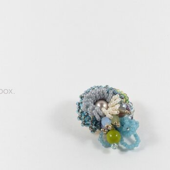 ブルーの小花　ビーズ刺繍のブローチの画像